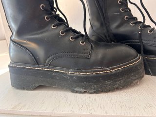 Botas negras con plataforma