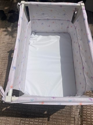 Minicuna bebé con estampado de mariposas