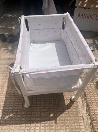 Minicuna bebé con estampado de mariposas