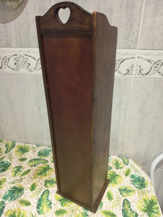 Estantería de madera con corazón