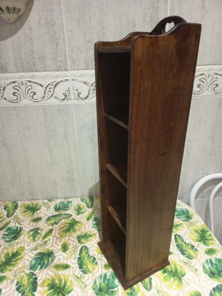 Estantería de madera con corazón