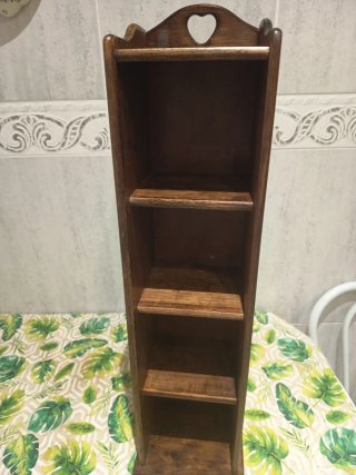 Estantería de madera con corazón