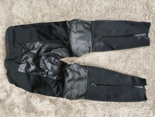 Traje de moto Dainese negro y rojo.