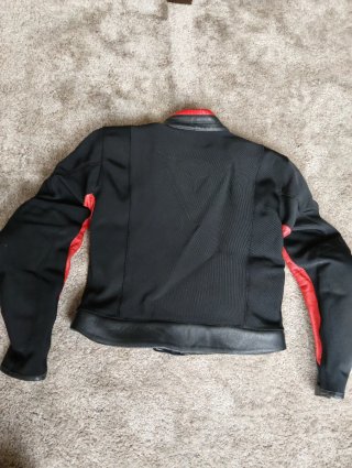 Traje de moto Dainese negro y rojo.