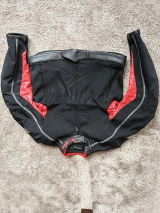 Traje de moto Dainese negro y rojo.