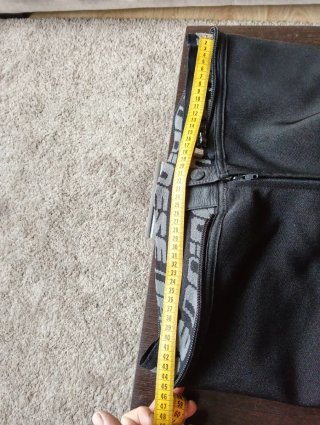 Traje de moto Dainese negro y rojo.