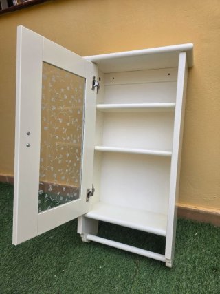 Mueble baño blanco con toallero