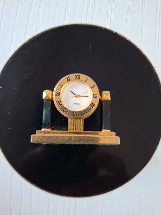 Reloj de mesa dorado y negro