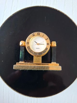 Reloj de mesa dorado y negro