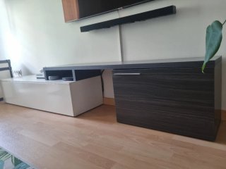 Mueble TV salón blanco y oscuro