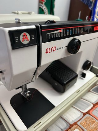 Máquina de coser Alfa Zig-Zag clásica