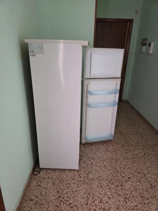 Nevera blanca con congelador superior