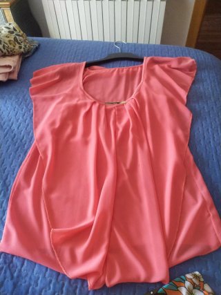 Blusa coral escote suelto elegante