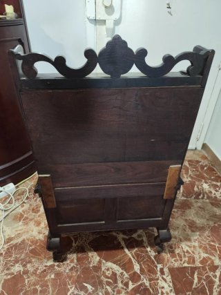 Mueble antiguo de madera oscuro