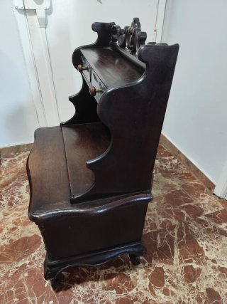 Mueble antiguo de madera oscuro
