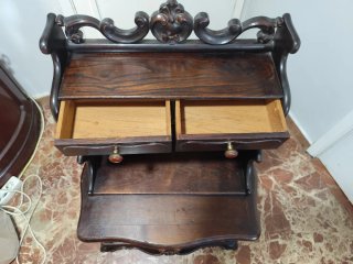 Mueble antiguo de madera oscuro