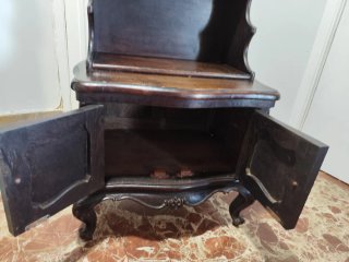 Mueble antiguo de madera oscuro