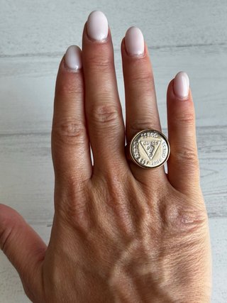 Anillo Guess Triángulo Dorado y Plateado