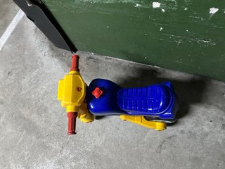 Moto de plástico para niños sin pedales