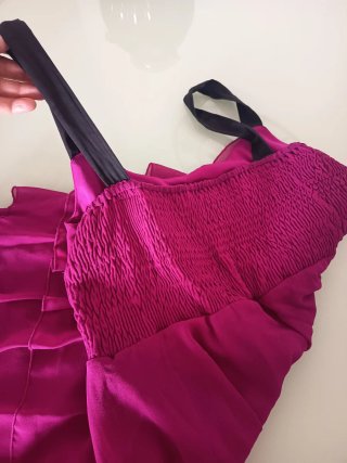 Vestido fiesta fucsia con detalles negros