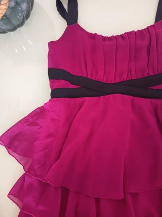 Vestido fiesta fucsia con detalles negros