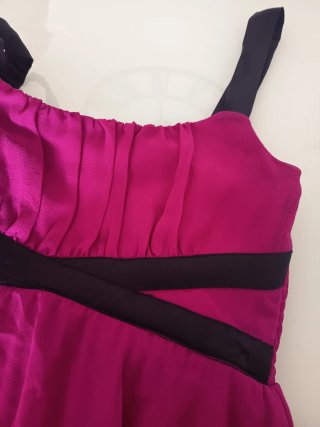 Vestido fiesta fucsia con detalles negros