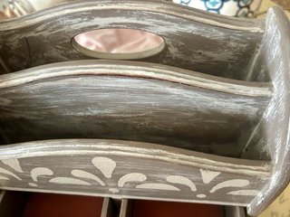 Buró sobre mesa de madera decorado
