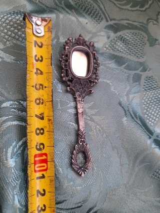 Specchio in ottone con manico decorato