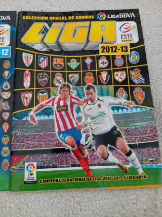 2 álbumes vacíos de la liga de fútbol.