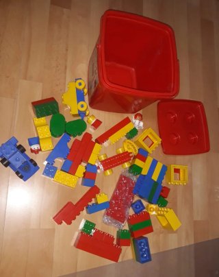 LEGO Cubo Rojo con Piezas DUPLO