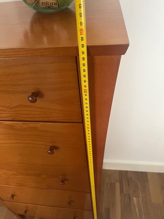 Cómoda de madera marrón