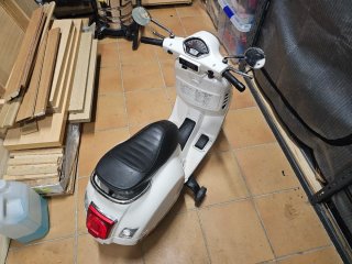 Vespa Eléctrica Infantil 12V Blanca