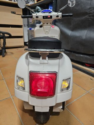 Vespa Eléctrica Infantil 12V Blanca