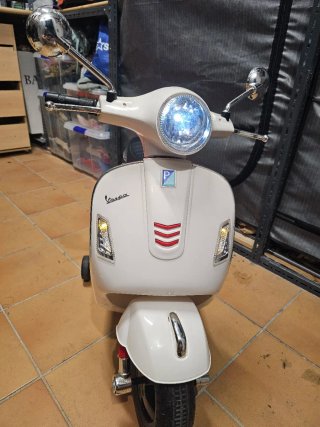 Vespa Eléctrica Infantil 12V Blanca