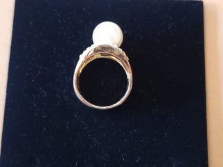 Anillo dorado con imitación perla y circonitas