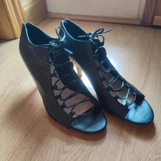 Zapatos de piel negros con cordones