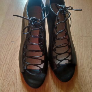 Zapatos de piel negros con cordones