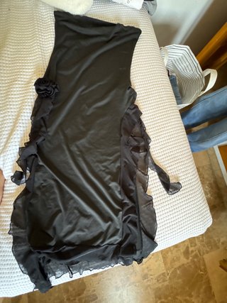 Vestido negro con volantes y flor
