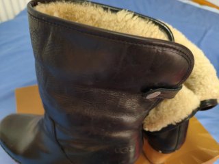 Stivaletti UGG in pelle nera con lana