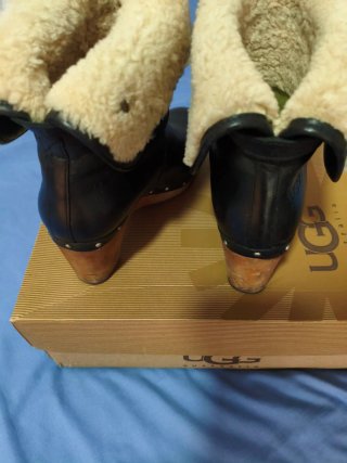 Stivaletti UGG in pelle nera con lana