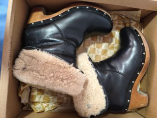 Stivaletti UGG in pelle nera con lana