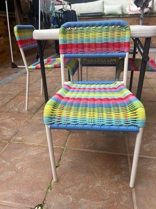Mesa y 4 sillas infantiles