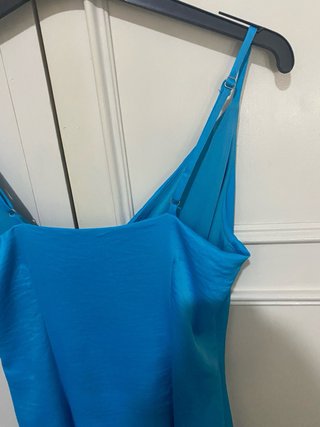 Vestido mini azul satinado. Only