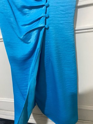 Vestido mini azul satinado. Only