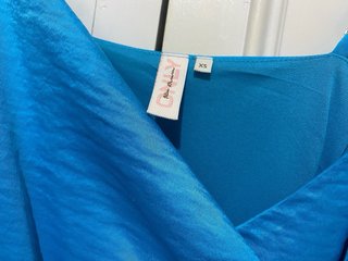 Vestido mini azul satinado. Only