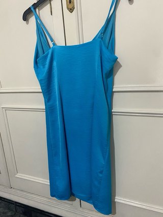 Vestido mini azul satinado. Only