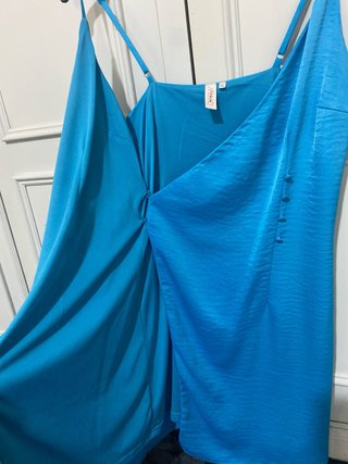 Vestido mini azul satinado. Only