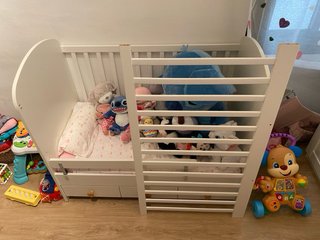 Cuna convertible en cama para bebé