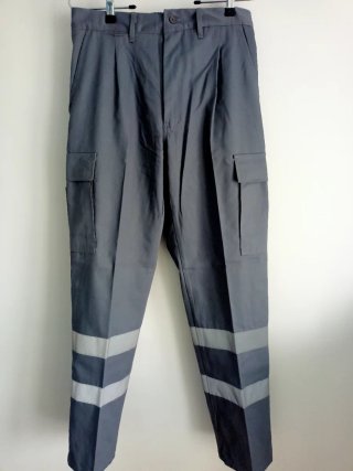 Pantalón de trabajo gris con reflectantes