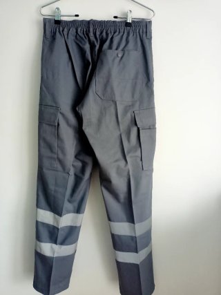 Pantalón de trabajo gris con reflectantes